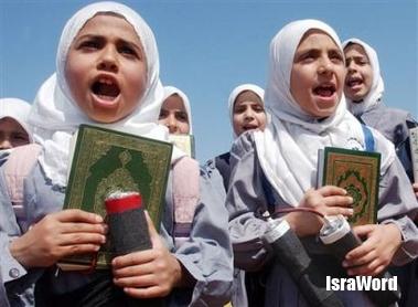 Palestinian_girls_hold_toy_explosives_Quran.jpg (21.95 KB)