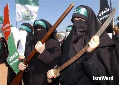 Women_Hamas_militant_group_carry_old_rifles_swords.jpg (19.35 KB)